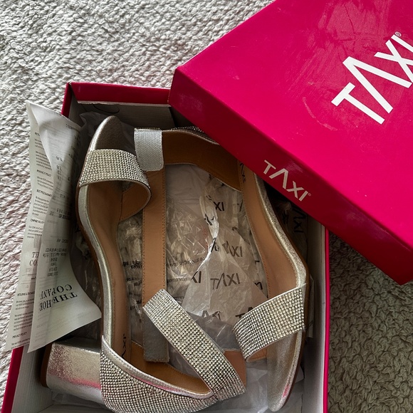 Elegant Silver Women's Sandals - Picture 2 of 11